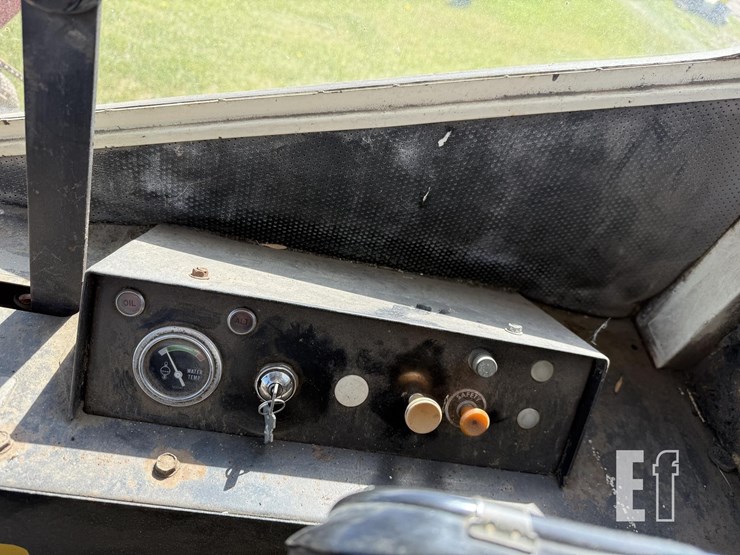 hesston-6400-image-16