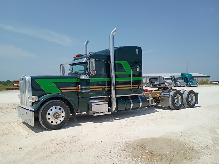 2023-peterbilt-389-image-2