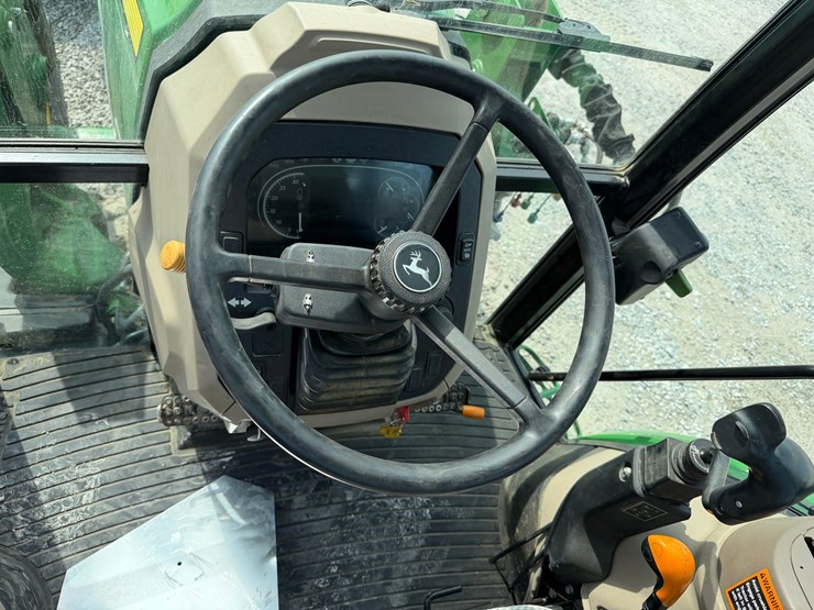 2017-john-deere-6105e-image-9