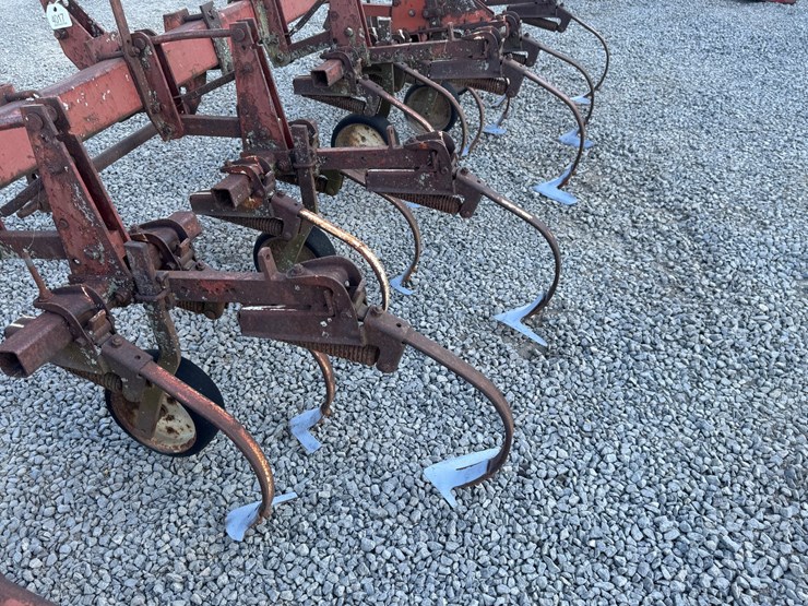 #4017-•-international-6-row-cultivator-image-6