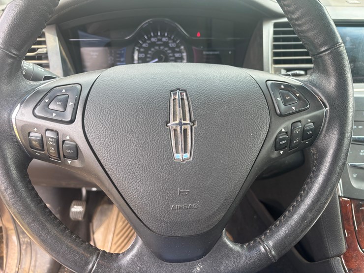 2015-lincoln-mks-sedan-image-11