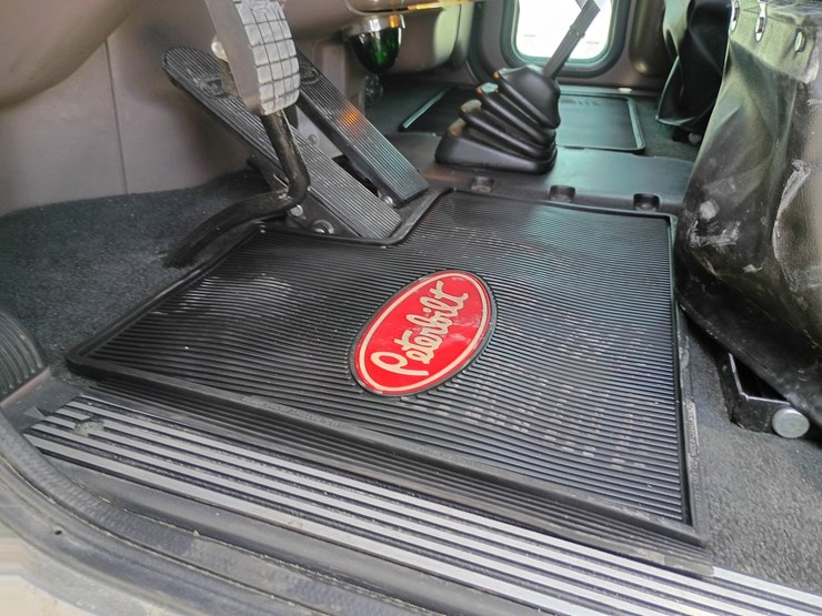 2023-peterbilt-389-image-44