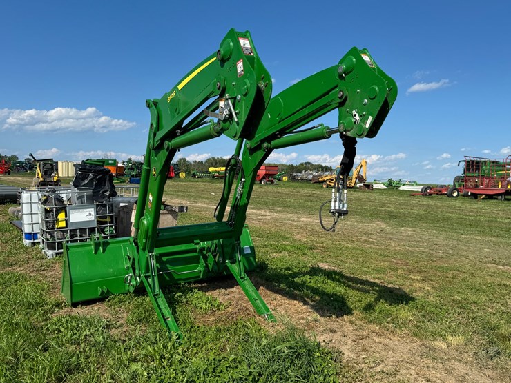 #4013-•-john-deere-660sl-loader-with-bucket-image-3
