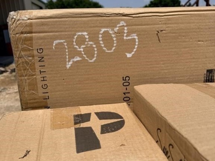 l3---pallet-of-light-fixtures-image-8