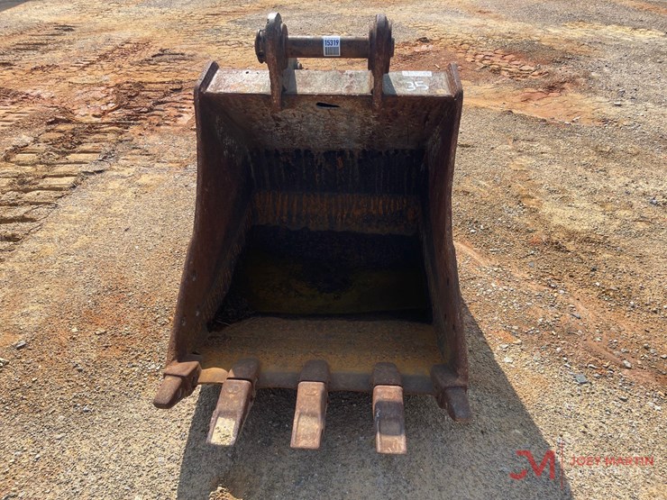 35"-tooth-bucket-excavator-attachment-image-7