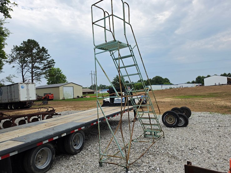 #24161-•-10ft-rolling-ladder-image-5