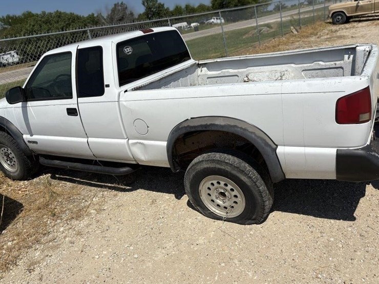 1997-chevrolet-s10-image-2