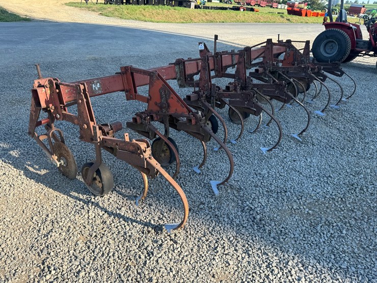 #4017-•-international-6-row-cultivator-image-4