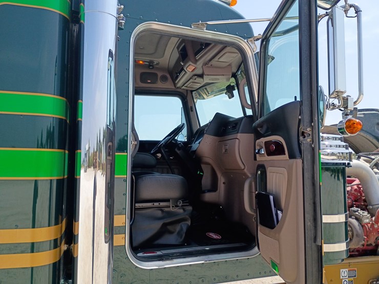 2023-peterbilt-389-image-47