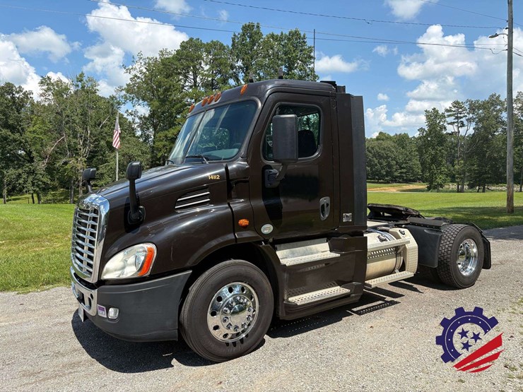 2015-freightliner-cascadia-113-image-1