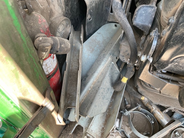 2015-deere-648l-image-49