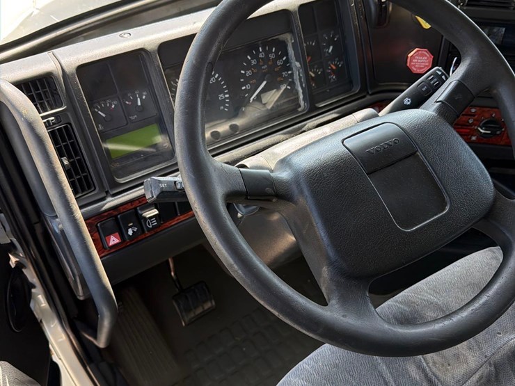 1999-volvo-vn-image-46