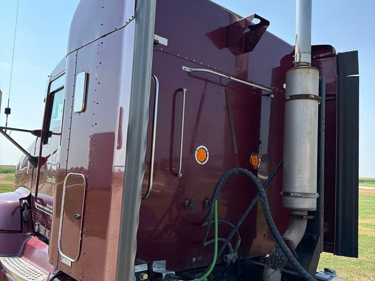 2010-kenworth-t660-image-10