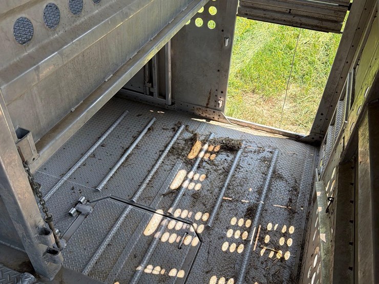 2016-merrit-102"-x-48ft-semi-livestock-trailer-image-66