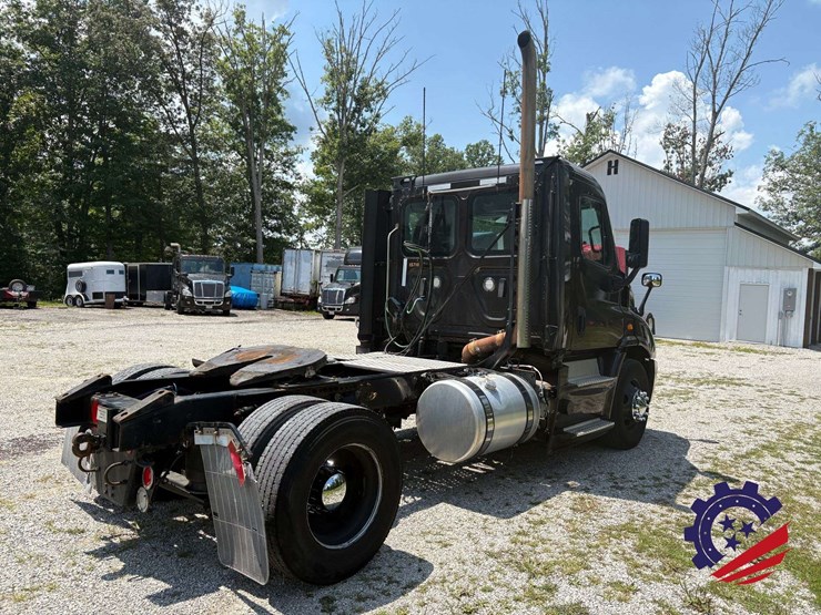 2017-freightliner-cascadia-113-image-7