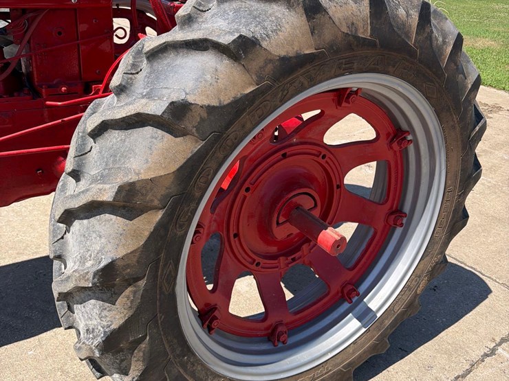 farmall-400-tractor-image-8