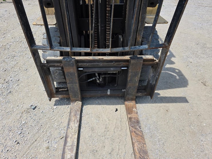 caterpillar-fork-lift-image-10
