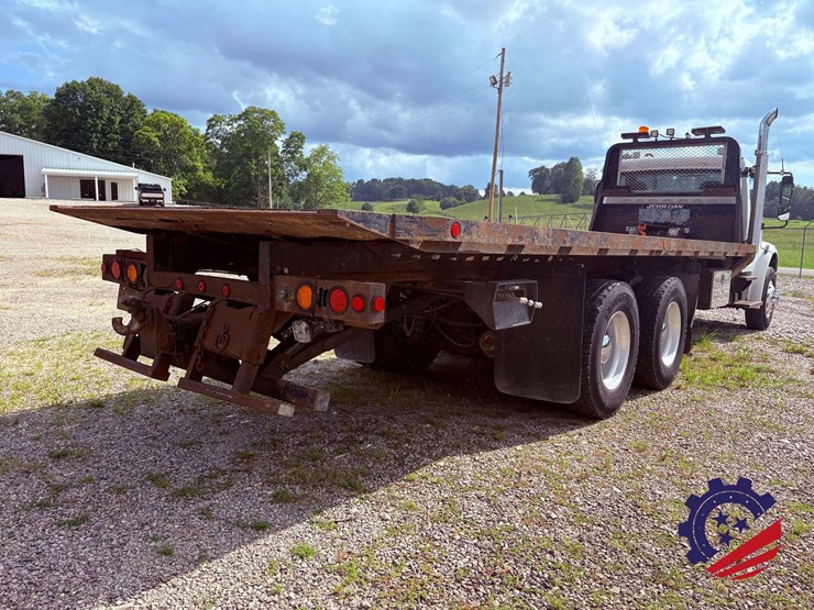 2006-freightliner-m2-106-image-7