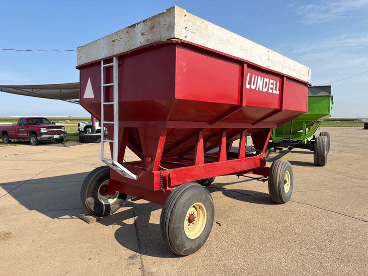 lundell-250-bushel-gravity-wagon-image-2