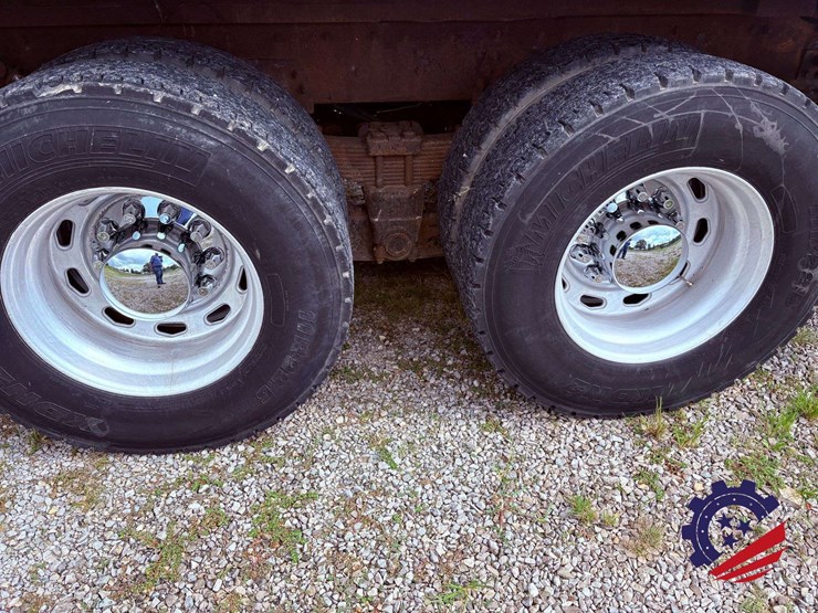 2006-freightliner-m2-106-image-22