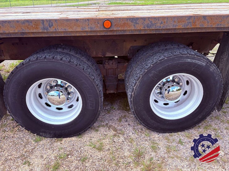 2006-freightliner-m2-106-image-16