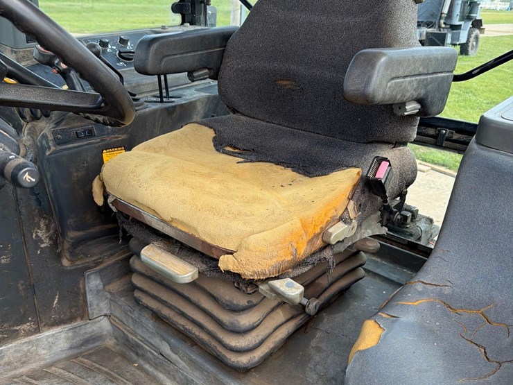 new-holland-8560-image-30