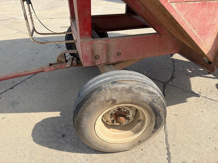 lundell-350-bushel-gravity-wagon-image-10