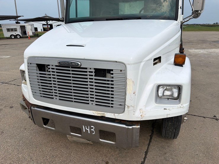 2000-freightliner-fl60-image-15
