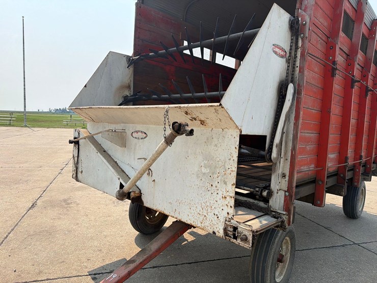 lindsay-14ft-front-unload-silage-wagon-image-5