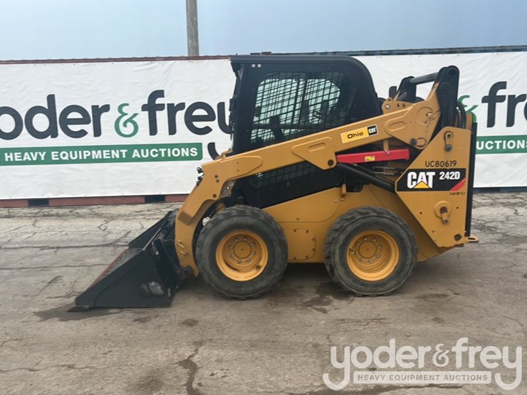 2019-caterpillar-242d-image-3