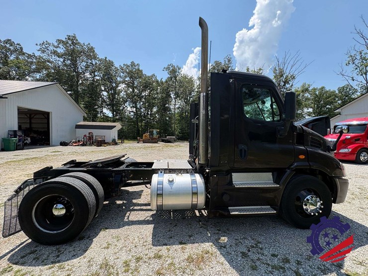 2017-freightliner-cascadia-113-image-6