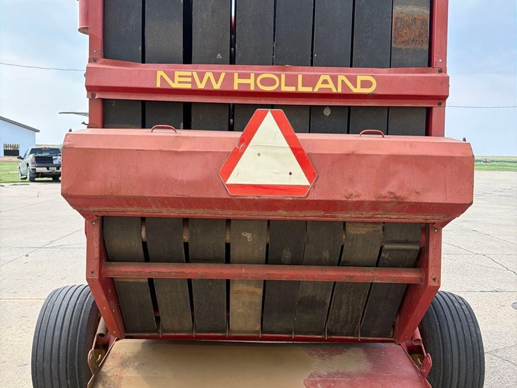 new-holland-660-image-32
