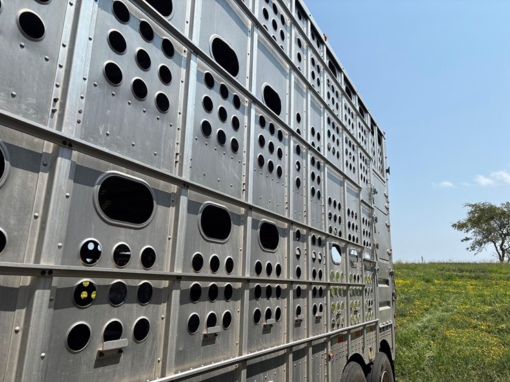 2016-merrit-102"-x-48ft-semi-livestock-trailer-image-39