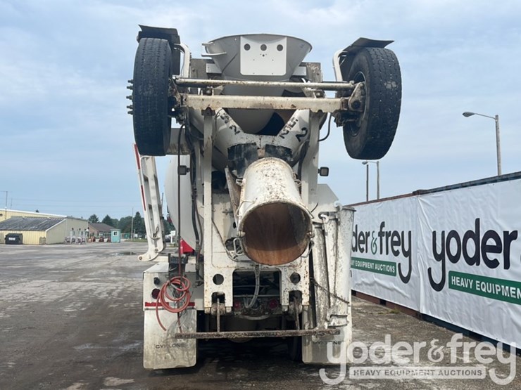 2018-freightliner-114sd-image-5
