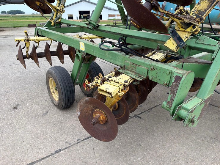 john-deere-330-image-16