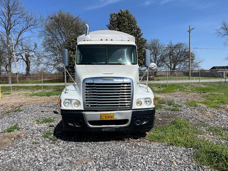 freightliner-cst120-image-7