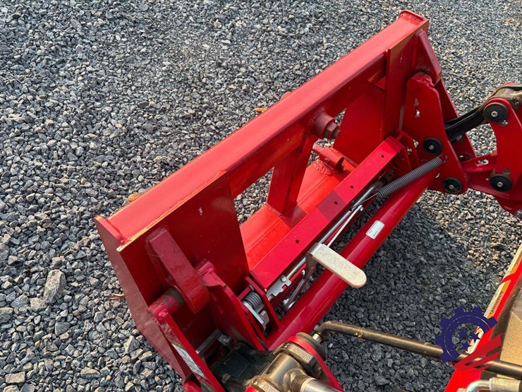 2023-massey-ferguson-5711-image-12
