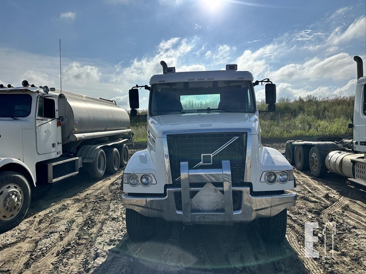 2014-volvo-vhd84ft200-image-3