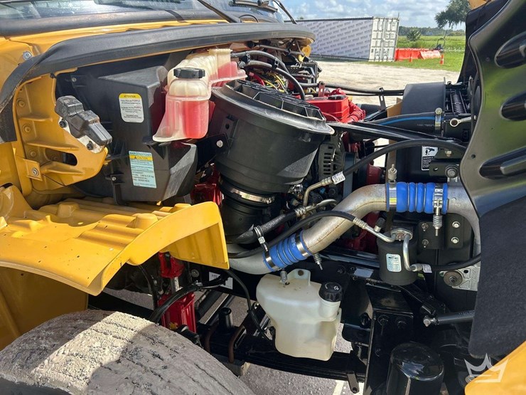 2017-freightliner-m2-106-image-10
