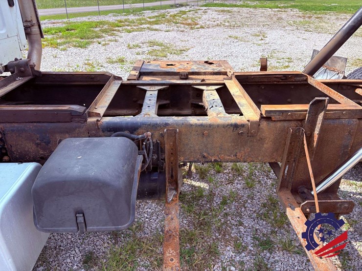 2006-freightliner-m2-106-image-85