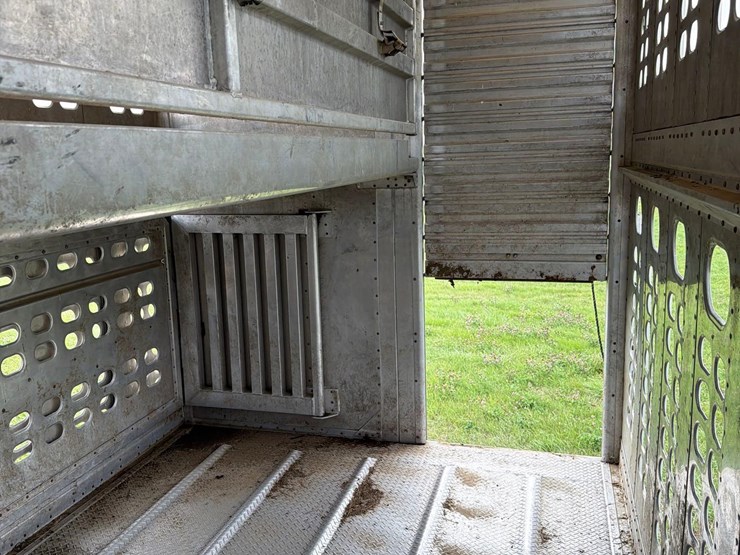 2014-wilson-livestock-trailer-image-13