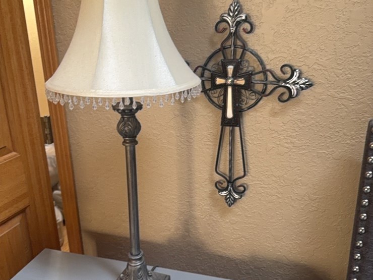 matching-set-of-two-lamps,-also-included-is-decorative-cross-and-2-clock-radios-image-3