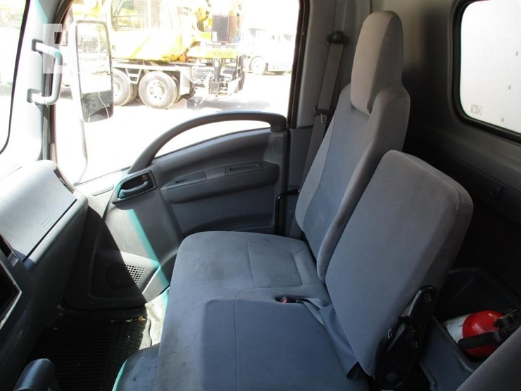 2016-isuzu-nqr-image-9