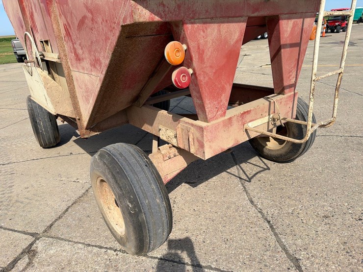lundell-350-bushel-gravity-wagon-image-7