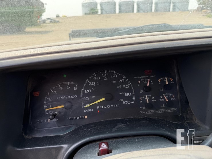 1999-chevrolet-suburban-image-18