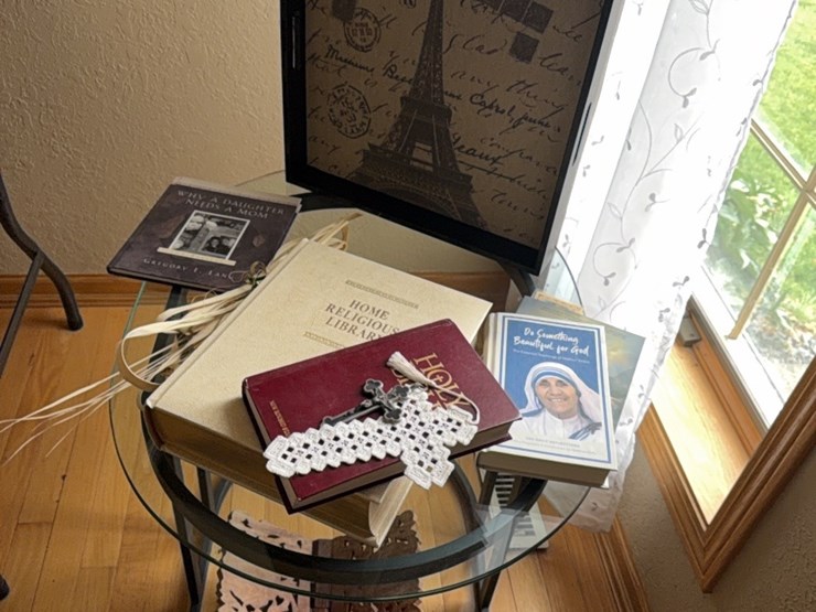 modern-diamond-shaped-wall-decoration,-eifel-tower-background-piece,-religious-books-and-other-items.-(less-table)-image-9