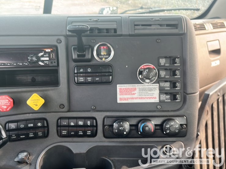 2018-freightliner-cascadia-113-image-43