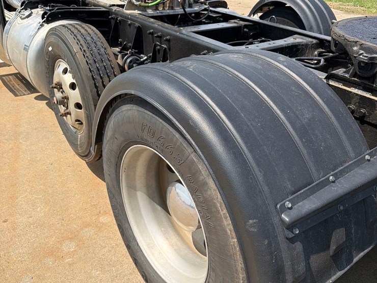 2007-peterbilt-379-image-18