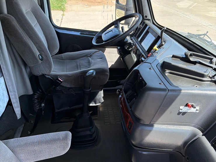 1999-volvo-vn-image-38