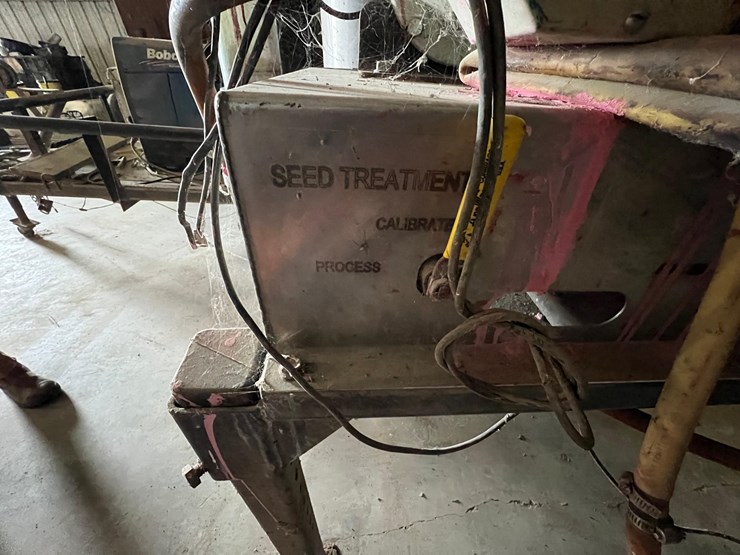 usc-800-seed-treater-with-guardrails-and-screen-image-19